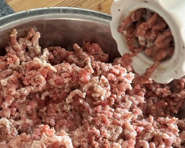Hackfleisch aus dem Fleischwolf. <br>