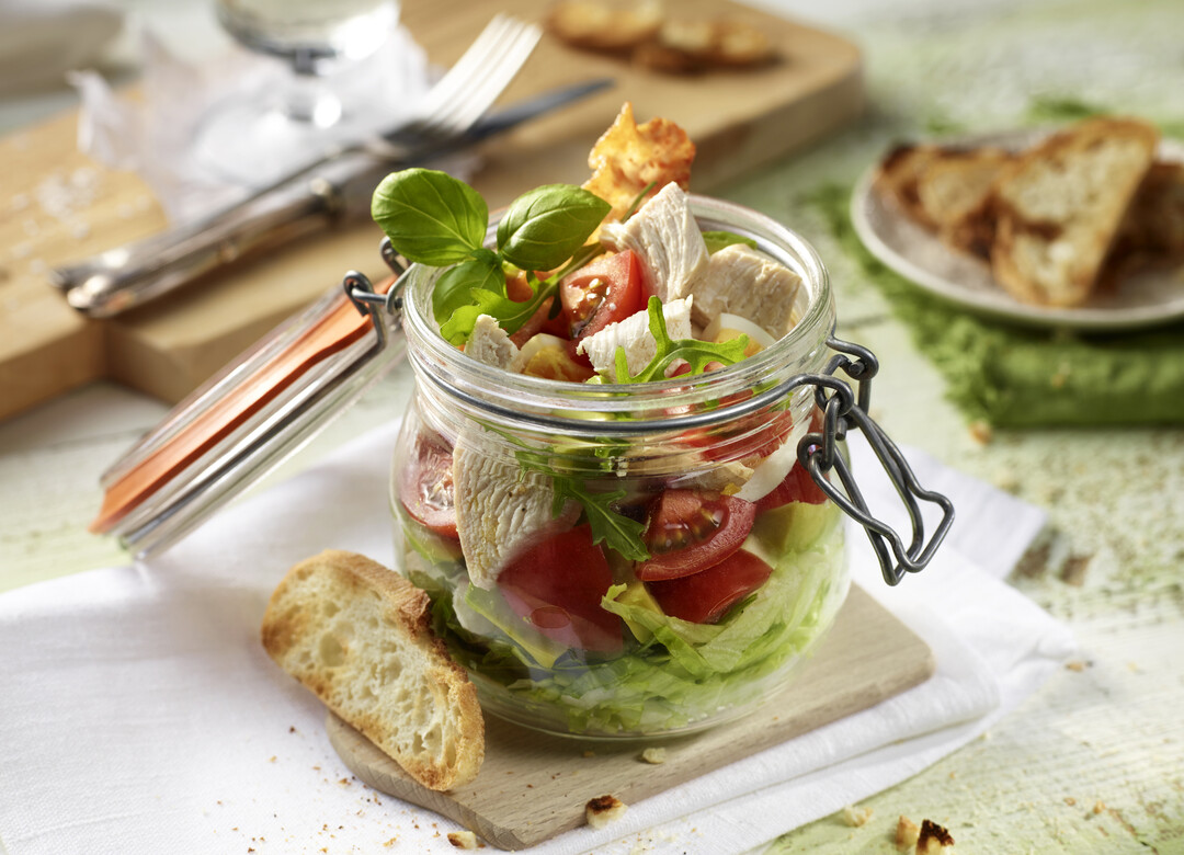 Hähnchen-Schicht-Salat mit Bacon und Ei