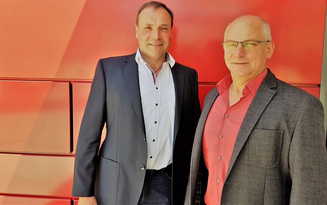 Erleichterung bei Erich Härle (links), Geschäftsführer der Omira Oberland Milchverwertung Ravensburg GmbH (OOMV) und beim Aufsichtsratsvorsitzenden Ewald Kostanzer nach der Gesellschafterversammlung. Beide freuen sich, dass der Rechtsstreit mit Lactalis ein Ende findet.