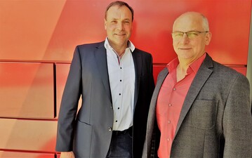 Erleichterung bei Erich H�rle (links), Gesch�ftsf�hrer der Omira Oberland Milchverwertung Ravensburg GmbH (OOMV) und beim Aufsichtsratsvorsitzenden Ewald Kostanzer nach der Gesellschafterversammlung. Beide freuen sich, dass der Rechtsstreit mit Lactalis ein Ende findet. 