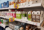 Vegane Drinks haben einen festen Platz in den Supermarktregalen.
Viele sind mit Werbung regelrecht überfrachtet.