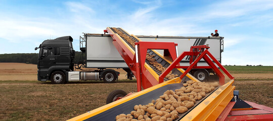 Kartoffel-Hallenfüller mit Lkw