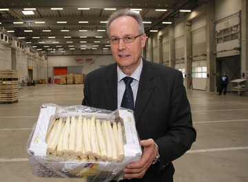 Gesch�ftsf�hrer Hans Lehar in der OGA-Versandhalle mit einer 5-Kilo-Kiste badischem Spargel der Klasse I