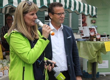 Landwirtschaftsminister Peter Hauk mit SWR4-Moderatorin Stefanie Czaja. 