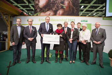 Präsident Rukwied übergibt den Spendenscheck an Frau Becker von der Welthungerhilfe. Mit auf dem Bild die Unterstützer dieser Aktion „Grün ist die Hilfe“.