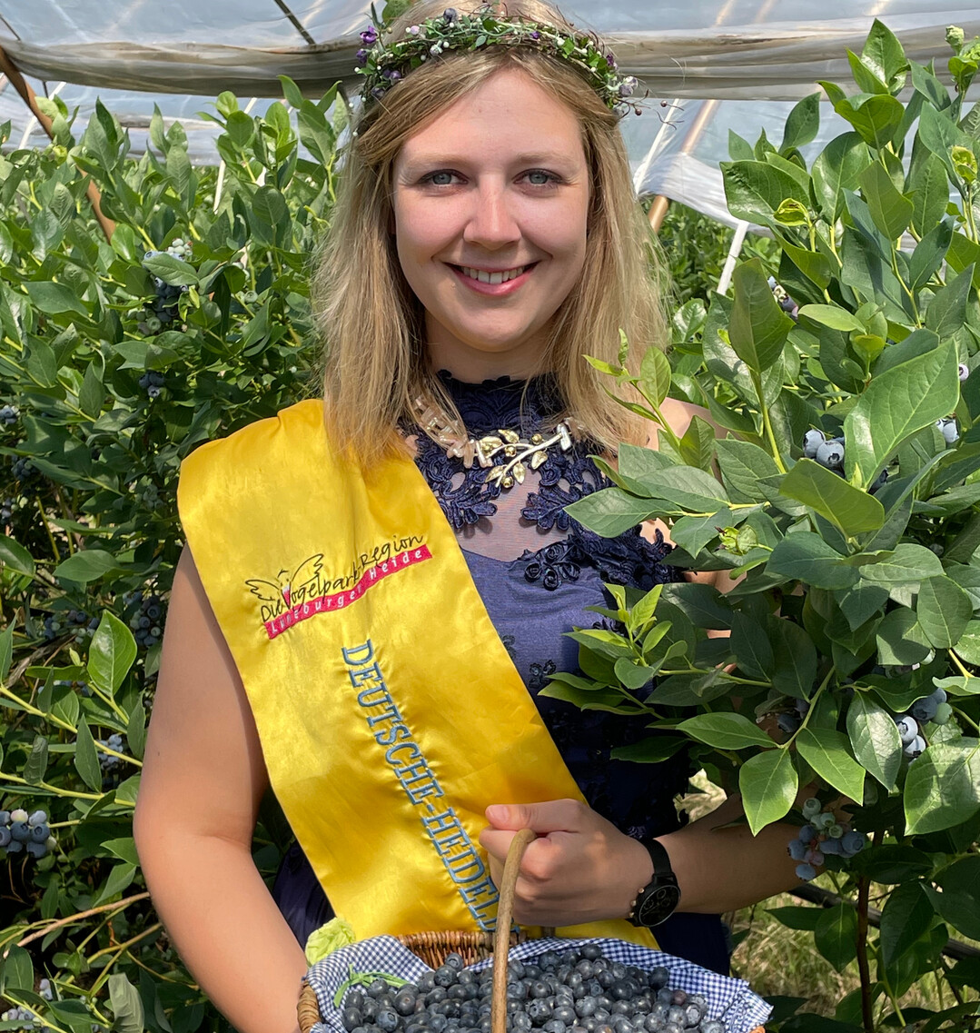 Heidelbeerkönigin Pia Meyer hat die Saison für die kleinen Blauen in Deutschland offiziell eröffnet.