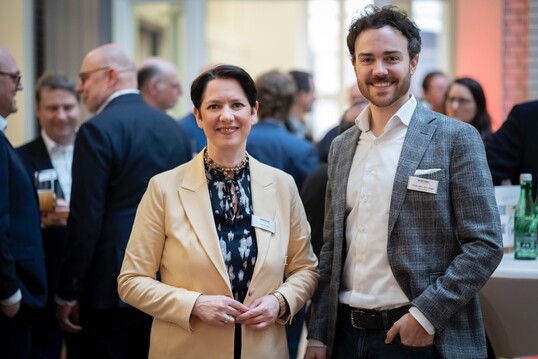 NRW Landwirtschaftsministerin Silke Gori�en gemeinsam mit Christopher Kalvelage, dem gesch�ftsf�hrenden Gesellschafter von Heidemark bei der Konferenz �Zukunftsgerechte Tierhaltung� im F.A.Z. Atrium, Berlin.