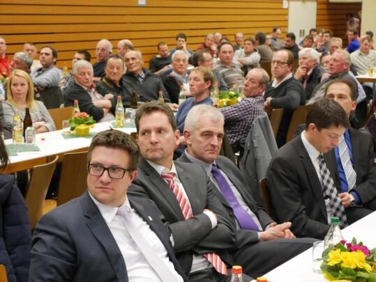 Erster Landesbeamter Jochen Heinz (vorne links) sprach ein Grußwort