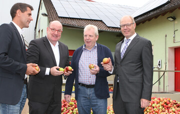 Start in die Apfelsaftsaison auf dem Betrieb der Firma Knill GmbH: (v.l.) Daniel Weeber, VdAW, Klaus Heitlinger, Verband der deutschen Fruchtsaftindustrie e.V. Rudolf Knill, Inhaber der Knill GmbH und Dr. Friedrich Ahrens, MLR.
