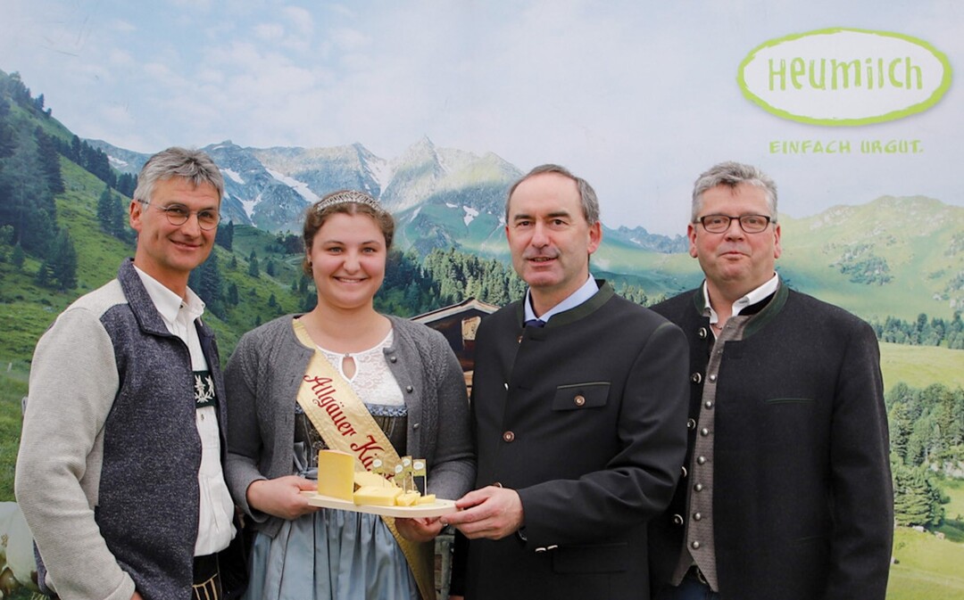 Fanden sich am Heumilch-Stand auf der Agrarschau Allg�u ein (v.l.n.r.): Thomas Diepolder (Veranstalter), Fabienne Kerler (Allg�uer K�sek�nigin), Hubert Aiwanger (bayerischer Wirtschaftsminister) und Markus Fischer (erster Vorsitzender ARGE Heumilch Deutschland).