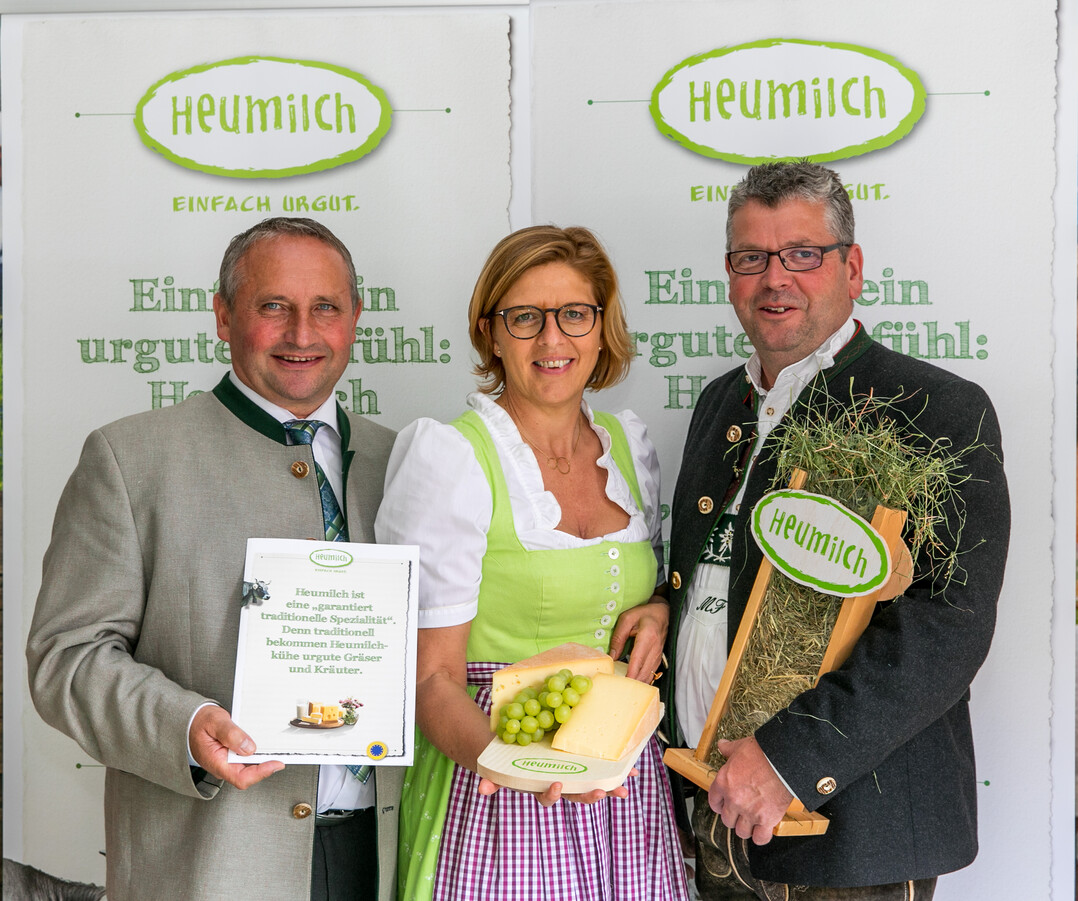 Um nachhaltige Heumilch und Heumilchprodukte noch besser am deutschen Markt zu verankern, ging die ARGE Heumilch Deutschland 2019 eine Kooperation mit der ARGE Heumilch �sterreich ein. Im Bild (v. r.): Markus Fischer, Vorsitzender der ARGE Heumilch Deutschland; Christiane M�sl, Gesch�ftsf�hrerin ARGE Heumilch �sterreich; Karl Neuhofer, Obmann ARGE Heumilch �sterreich   