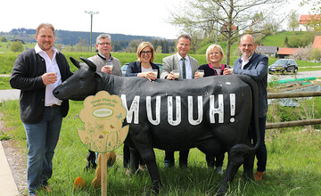 Werbung f�r eine besondere Milch: Beim Besuch der Allg�uer Emmentalerk�serei Leupolz eG �berzeugte sich Agrarminister Peter Hauk (3.v.r.) von der Bedeutung der Heuwirtschaft f�r die Artenvielfalt. Dabei war er im Gespr�ch mit (von links) Markus St�tzenberger, Vorstandvorsitzender der Molkerei; Markus Fischer, Vorsitzender Arge Heumilch Deutschland; Christiane M�sl, Gesch�ftsf�hrerin der Arge Heumilch �sterreich und den beiden Gesch�ftsf�hrern der K�serei Leupolz, Charlotte Fie�inger und Michael Welte.