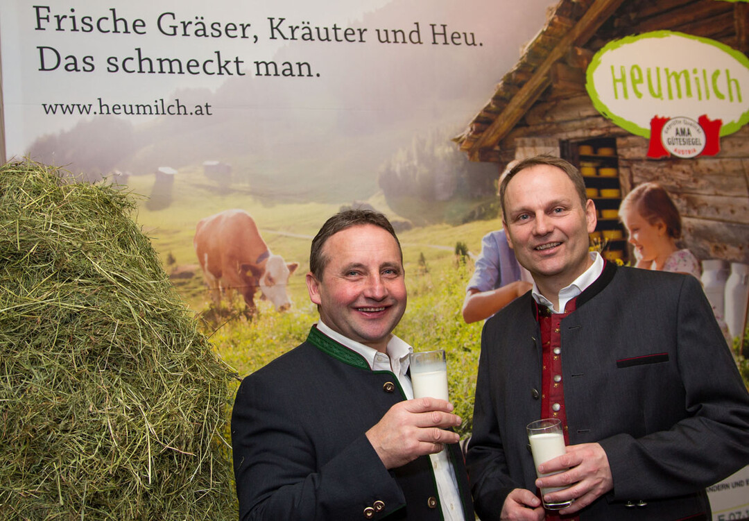 ARGE Heumilch-Obmann Karl Neuhofer (links) und Marketingkoordinator Andreas Geisler freuen sich �ber die ungebrochene Nachfrage nach Heumilchprodukten. 
