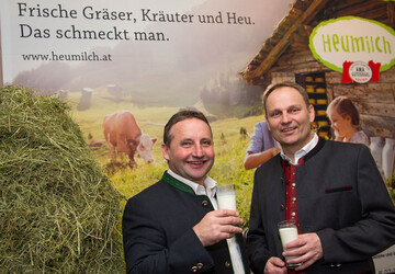 ARGE Heumilch-Obmann Karl Neuhofer (links) und Marketingkoordinator Andreas Geisler freuen sich �ber die ungebrochene Nachfrage nach Heumilchprodukten. 