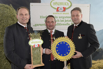 Heumilch wird �garantiert traditionelle Spezialit�t�: BM Andr� Rupprechter verleiht das EU-G�tesiegel g.t.S. an Karl Neuhofer und Andreas Geisler von der ARGE Heumilch (v.l.) 