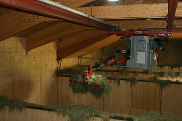 Mit der Produktion von Heumilch wird die Artenvielfalt unterst�tzt. Die mosaikartige Bewirtschaftung der Fl�chen sorgt daf�r, dass Insekten Nahrung und auch R�ckzugsraum finden.