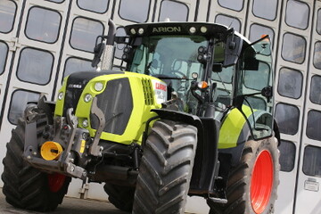 Die Hochschule f�r Wirtschaft und Umwelt N�rtingen-Geislingen (HfWU) kann drei Jahre lang einen 145 PS starken Claas Arion kostenlos f�r Forschung und Lehre einsetzen.