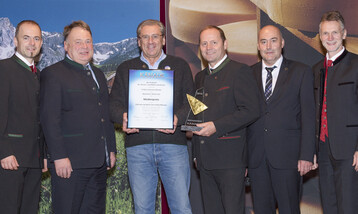  Heinz Kr�ll (3.v.l.) von der ErlebnisSennerei Zillertal erhielt im Rahmen der K�siade den Medienpreis f�r seinen Zillertaler Bergk�se �Der kr�ftig W�rzige�.