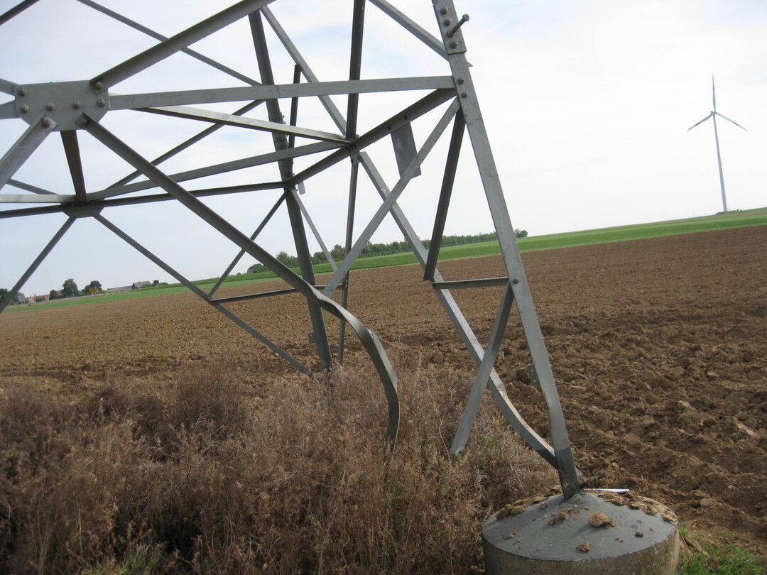 Schaden an Hochspannungsmast