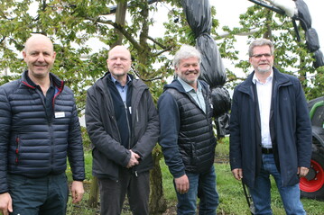 Informierten beim Hofgespräch in Ravensburg-Bavendorf über die Problematik im Pflanzenschutz mit zunehmendem Verlust an Wirkstoffen (v. l.): Obstregionsvorsitzender Erich Röhrenbach, KOB-Pflanzenschutzexperte Dr. Christian Scheer, Obstregionsvorsitzender Thomas Heilig und IVA-Hauptgeschäftsführer Frank Gemmer.