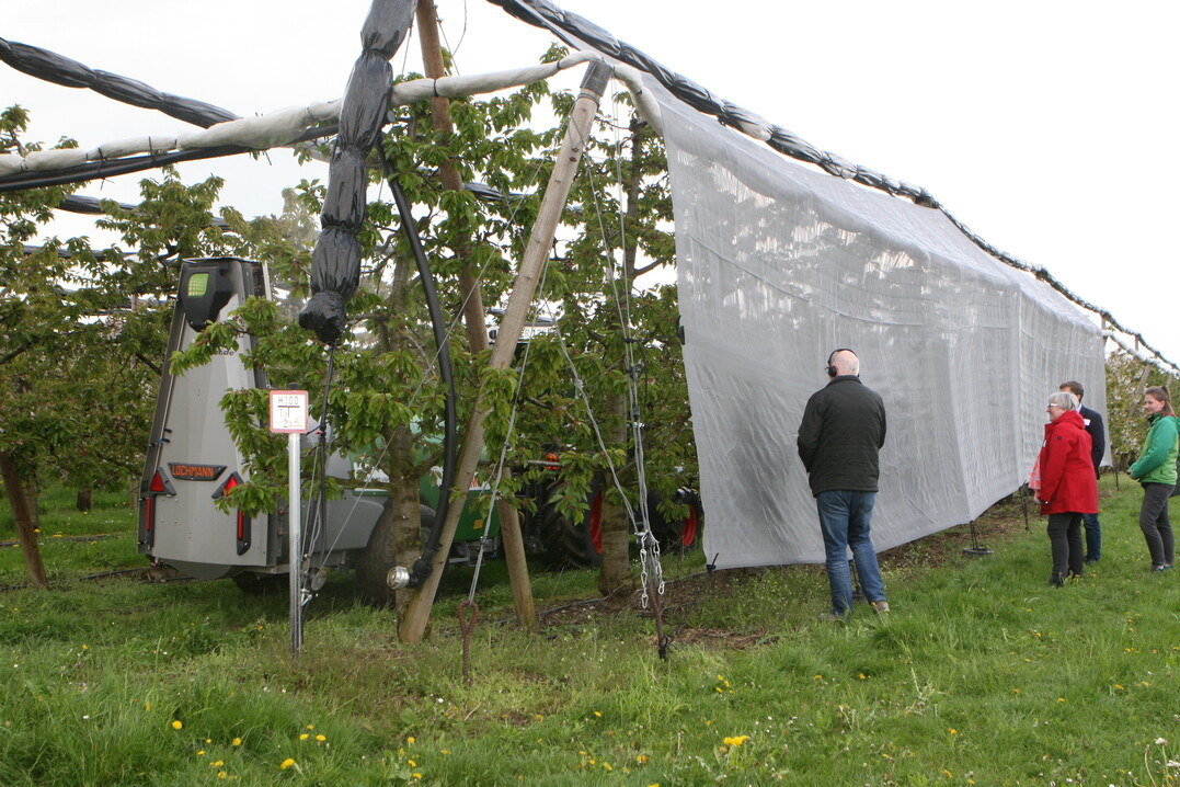 Mit modernen Sprühgeräten und Abdriftnetzen dringt fast nichts mehr nach außen. Das belegte ein Praxistest.