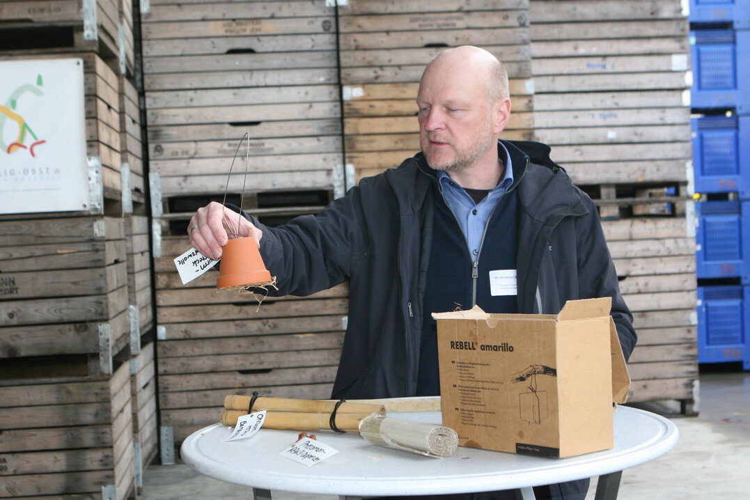 KOB-Pflanzenschutzexperte Dr. Christian Scheer zeigt, mit welchen Methoden Nützlinge gefördert und Schädlinge erfasst werden können.