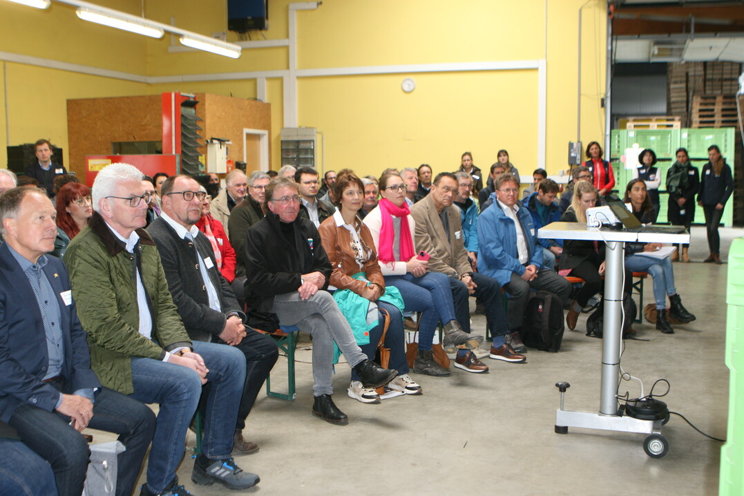 In der Obstsortierhalle von Thomas Heilig informierten sich Abgeordnete von Bund und Land sowie Medienvertreter über chemischen Pflanzenschutz und die Folgen des Verlustes an Wirkstoffen.