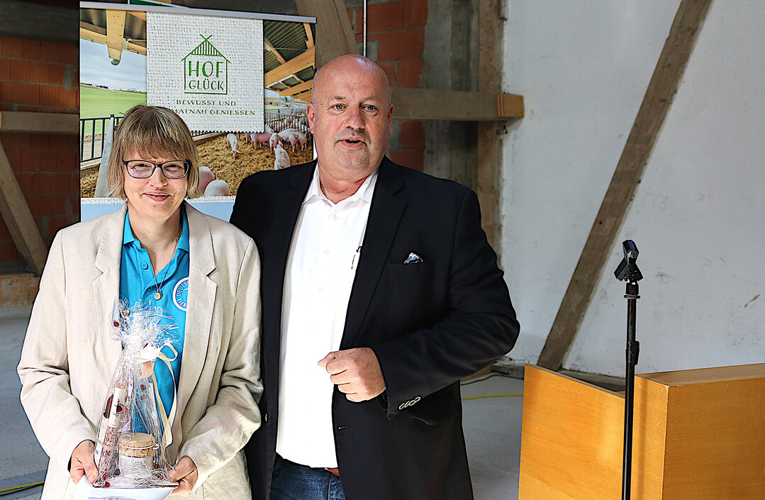 Einen Geschenkekorb als Dankeschön für die gute Zusammenarbeit überreichte Vorstand Jürgen Mäder an Dr. Elke Deininger, Leiterin des Geschäftsbereiches Tierschutzlabel beim Deutschen Tierschutzbund.