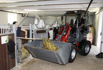 Die Mehrkosten f�r den elektrischen Antrieb des eHoftracs betragen bei der momentanen Marktsituation laut Weidemann etwa 10 bis 15 Prozent der dieselangetriebenen Maschine. Darin sind der Akku und das Ladeger�t bereits enthalten. Das e-Konzept weist in puncto Betriebskosten f�r Arbeitshydraulik und Fahrhydraulik deutliche Vorteile auf, die in die Rechnung einbezogen wurden. 