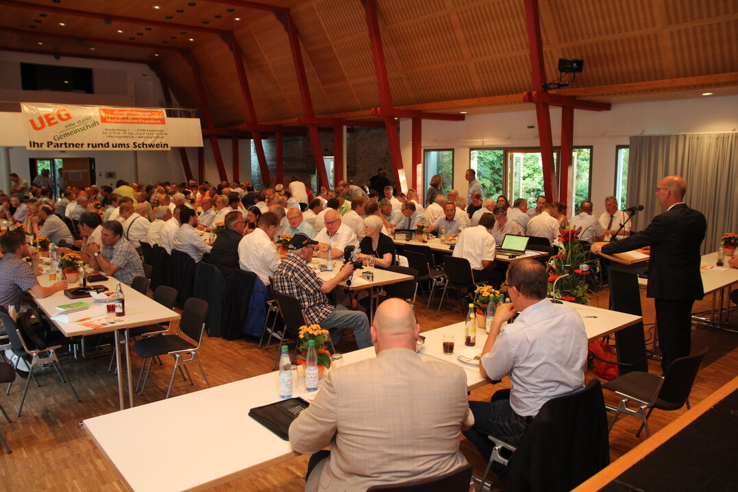 Zur Verabschiedung des langj�hrigen UEG-Gesch�ftsf�hrers Herbert Klein waren aus ganz Deutschland 200 G�ste und Mitglieder nach Niederstetten gekommen. Rechts stehend am Mikrofon der UEG-Vorsitzende Matthias Frie�.