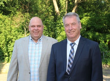 Herbert Klein (rechts) mit seinem Nachfolger Uwe R�ttiger im Hof der Alten Turnhalle in Niederstetten.