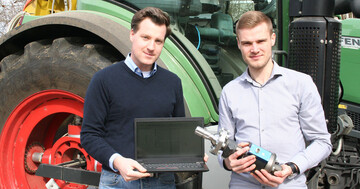 Arwid Meiners (li.) und Julian Schwehn (re.) bei den Feldversuchen.