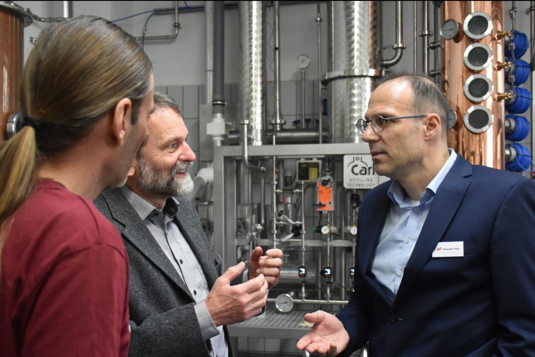 Oliver Reber, Prof. Dr. Ralf K�lling-Paternoga von der Universit�t Hohenheim und Alexander Plank, Gesch�ftsf�hrer der Firma Plank,im Gespr�ch vor der digitalisierten Brennerei.