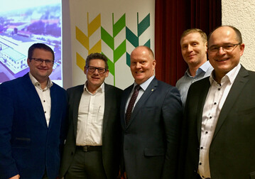 v.l.n.r: Vorsitzender Bauernverband J�rgen Maurer; Gesch�ftsf�hrer Milchwerk Crailsheim-Dinkelsb�hl Josef V�gele; Milchpr�sident Deutscher Bauernverband und Pr�sident Hessischer Bauernverband Karsten Schmal; Mitglied Gesch�ftsf�hrender Vorstand, Mitglied Milchausschu� und Landwirt Marcus N�bel; Gesch�ftstf�hrer Bauernverband Helmut Bleher