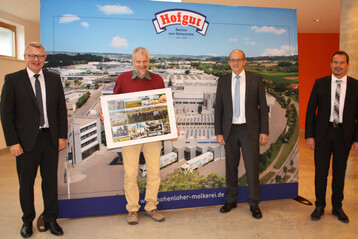 Mit einem Pr�sent und Erinnerungsfotos verabschiedeten v. l. Martin Boschet, Manfred Olbrich und Aufsichtsratsvorsitzender Ralf Klenk den dienst�ltesten Vorstand der Hohenloher Molkerei J�rg Franz (2. v. l.) aus Lendsiedel.