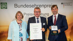 Ministerialdirektorin Dr. Katharina Böttcher (links), überreicht gemeinsam mit DLG-Präsident Hubertus Paetow (rechts) Urkunde und Medaille an Martin Bschet, Geschäftsführender Vorstand. Martin Boschet freut sich, dass er den Bundesehrenpreis in Berlin stellvertretend für die gesamte Genossenschaft entgegennehmen durfte.