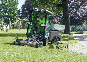  Die Max Holder GmbH ist einer der f�hrenden Hersteller von multifunktionalen Systemfahrzeugen, im Bild ein kommunaler Ger�tetr�ger bei der Gr�nfl�chenpflege.