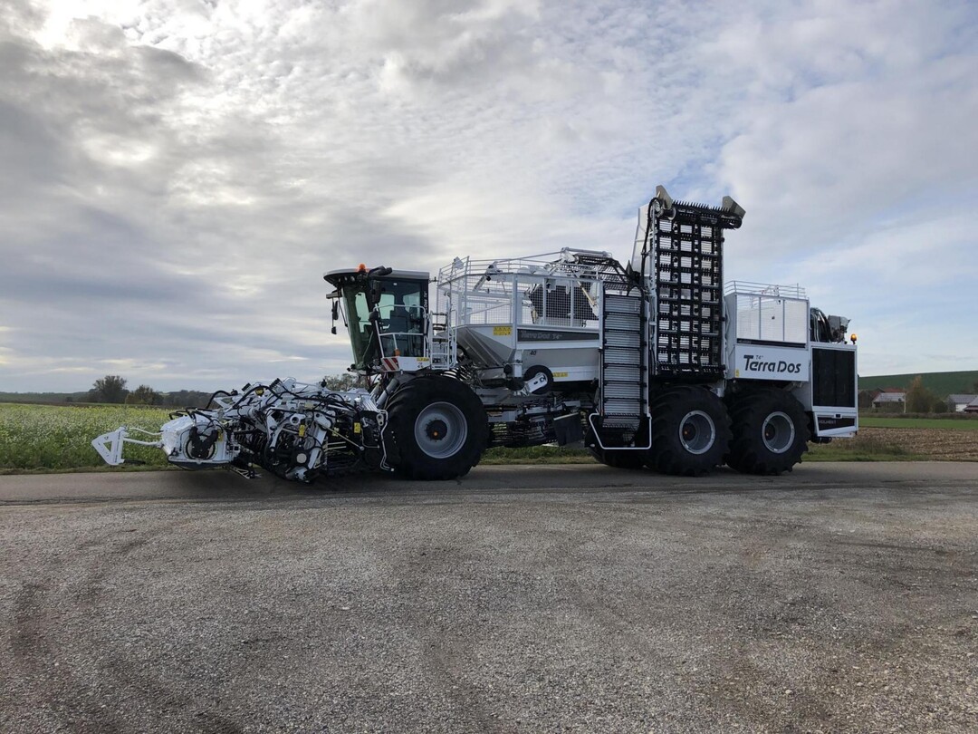 Der 4000ste Holmer-Zuckerr�benvollernter ist ein Terra Dos T4 mit 12-reihigem Rodeaggregat HR 12. Er ist wei� lackiert mit schwarzen Akzenten. Auch die Innenausstattung der Kabine ist der Farbgebung angepasst. Der schwarze Terra Dos-Schriftzug ist eine Reminiszenz an die ersten Terra Dos-Maschinen.