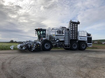 Der 4000ste Holmer-Zuckerr�benvollernter ist ein Terra Dos T4 mit 12-reihigem Rodeaggregat HR 12. Er ist wei� lackiert mit schwarzen Akzenten. Auch die Innenausstattung der Kabine ist der Farbgebung angepasst. Der schwarze Terra Dos-Schriftzug ist eine Reminiszenz an die ersten Terra Dos-Maschinen.
