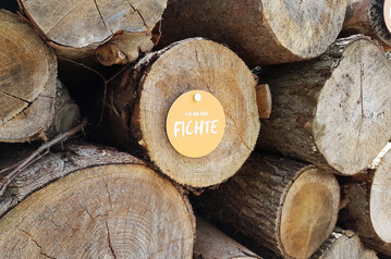  Der Deutsche S�ge- und Holzindustrie Bundesverband e.V. (DeSH) warnt vor �berzogenen Reduktionszielen beim Klimaschutz und betont die Gefahr f�r die nachhaltige Holzverwendung in Deutschland. Die Nachfrage nach Holz ist gro�. Wegen anziehender Preise m�ssen angefangene Bauprojekte bereits nachkalkuliert und teilweise auch verschoben werden. 