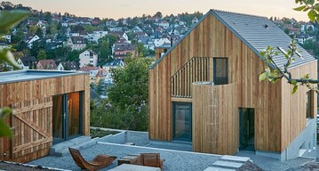 Mit einem eigenen Programm fördert die Landesregierung bauliche Investitionen und investive Vorhaben der baden-württembergischen Tourismuskommunen. Das Ziel ist, den Ausbau einer modernen und zukunftsorientierten Tourismusinfrastruktur voranzubringen. Auch Einrichtungen dieser Art können im Rahmen der Holzbau-Offensive einen Förderbonus von 5 Prozent erhalten.