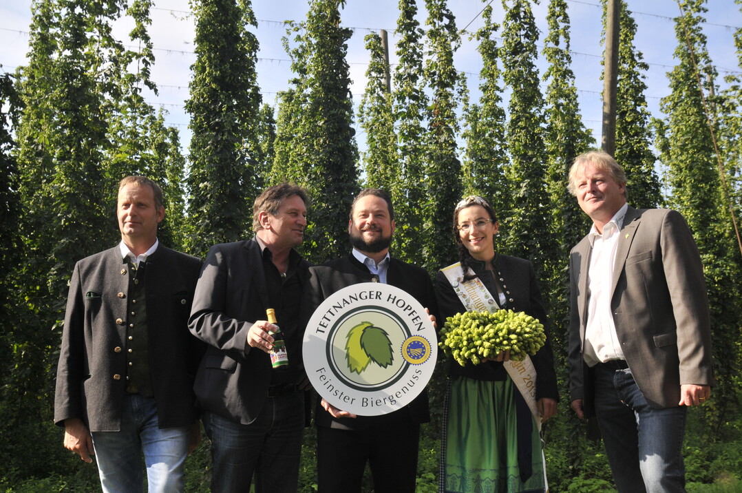 Auf dem Versuchsgut Strass: (v. l.) Wolfgang Ruther, Vorsitzender im Hopfenpflanzerverband Tettnang freut sich �ber den Besuch von Manfred Lucha, MdL, und Landwirtschaftsminister Alexander Bonde. Mit dabei Hopfenk�nigin Jutta H�fele und Verbandsgesch�ftsf�hrer J�rgen Weishaupt.