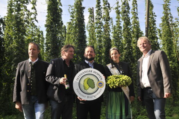 Auf dem Versuchsgut Strass: (v. l.) Wolfgang Ruther, Vorsitzender im Hopfenpflanzerverband Tettnang freut sich �ber den Besuch von Manfred Lucha, MdL, und Landwirtschaftsminister Alexander Bonde. Mit dabei Hopfenk�nigin Jutta H�fele und Verbandsgesch�ftsf�hrer J�rgen Weishaupt.