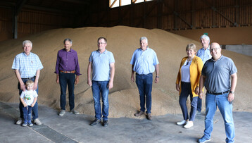 Zufrieden mit der Getreideernte zeigten sich die Vertreter vom KBV Biberach-Sigmaringen nach dem Pressegespräch auf dem Betrieb Hopp: (v.l.) Gastgeber und stellvertretender Vorsitzender Hubert Hopp mit Enkelsohn; Gerhard Glaser, LBV-Vizepräsident und Kreisobmann; Betriebsleiter Johannes Hopp; Karl Endriß, stellvertretender Vorsitzender, Doris Härle, Vorsitzende der Landfrauen im Kreis; Heinz Scheffold, stellvertretender Vorsitzender sowie KBV-Geschäftsführer Niklas Kreeb.