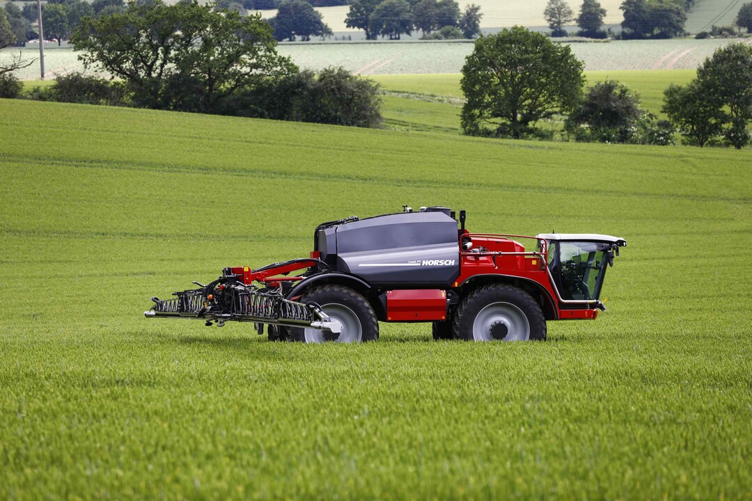 Die gro�en Highlights bei der neuen selbstfahrenden Horsch Leeb PT
Pflanzenschutzspritze sind Flexibilit�t und maximaler Komfort bei pr�ziser Applikation.