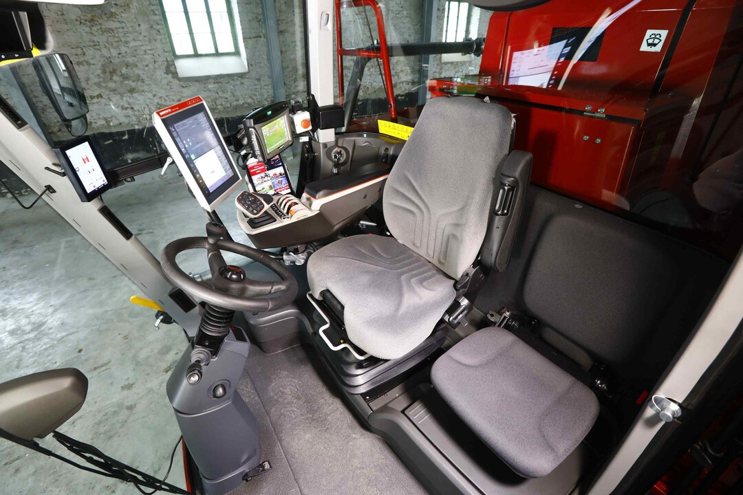 Die PT-Kabine ist komplett neu mit einer sehr guten �bersicht und neuem Raumkonzept. Dazu tr�gt unter anderem die Armlehne ErgoControl bei.
