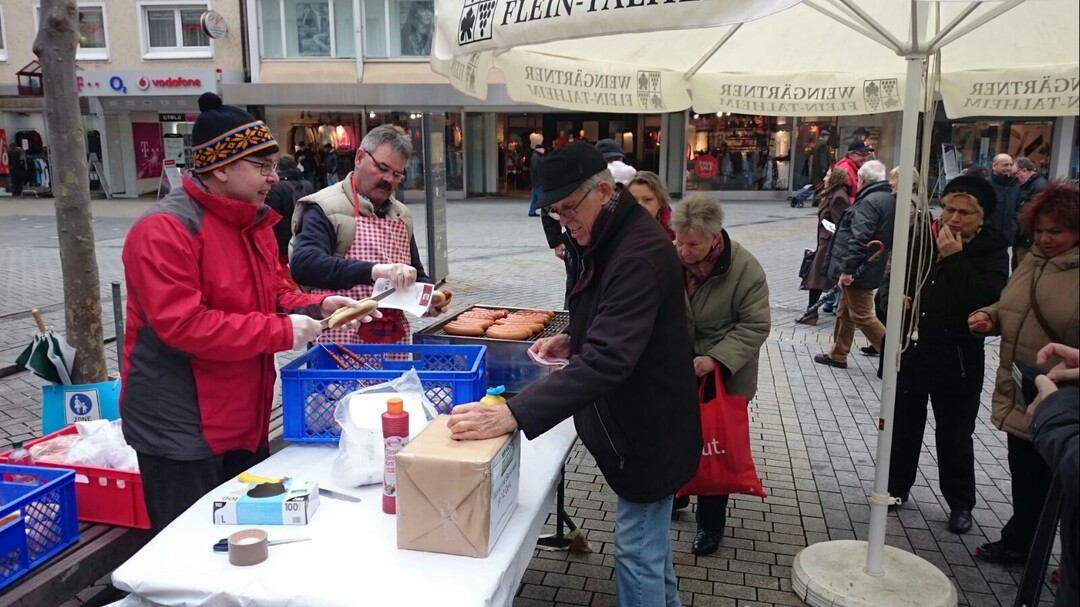 Aktion in Heilbronn mit Schweinehalter Helmut Gahse und Landwirt Helmut Eberle