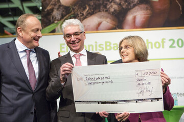 Freude pur �ber das BayWa-"Startkapital" f�r die Spendenaktion des ErlebnisBauernhofes (von links):Pr�sident Joachim Rukwied (DBV), Mitglied des Vorstandes Dr. Josef Krapf (BaWa), Pr�sidentin B�rbel Dieckmann (Deutsche Welthungerhilfe).