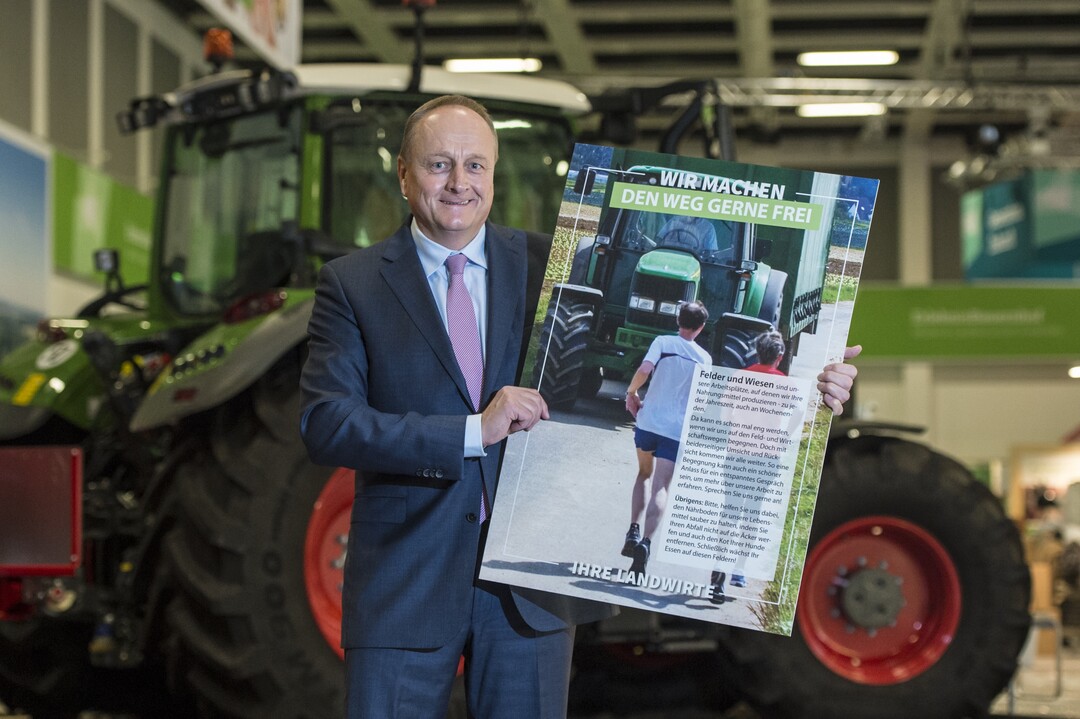 Joachim Rukwied pr�sentiert die neuen Feldschilder.