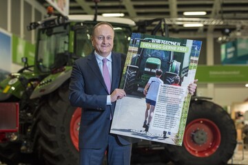 Joachim Rukwied pr�sentiert die neuen Feldschilder.